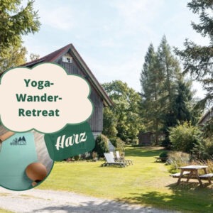 Yoga auf einer Wiese am Forsthaus im Harz.